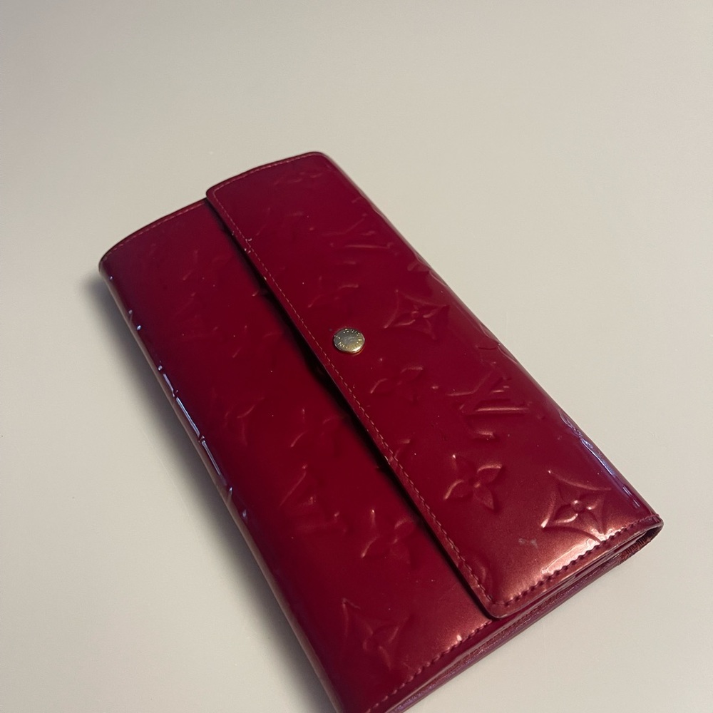 Louis Viitoion wallet in good condition ,,, authentic